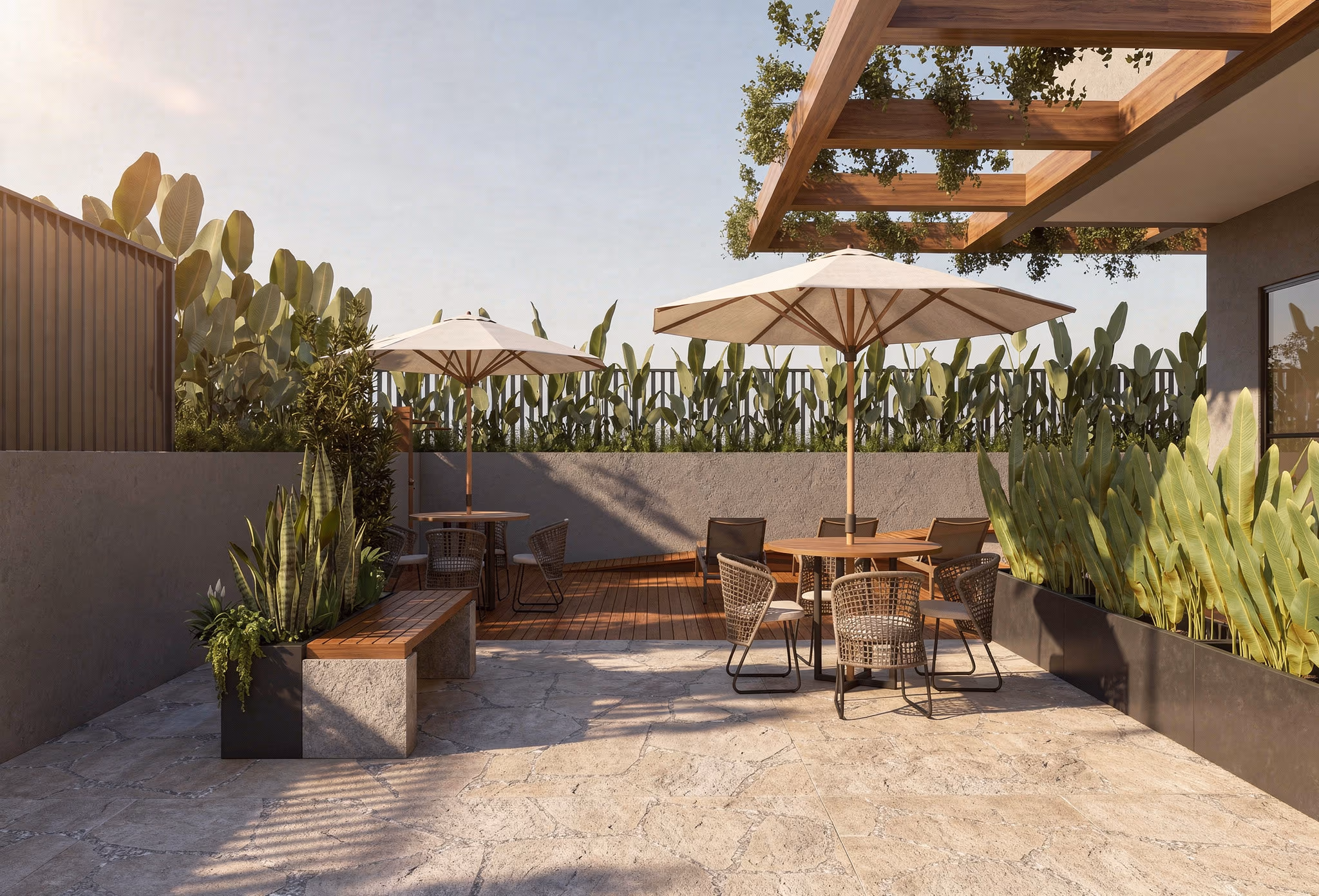 Deck externo com mesas e guarda-sóis