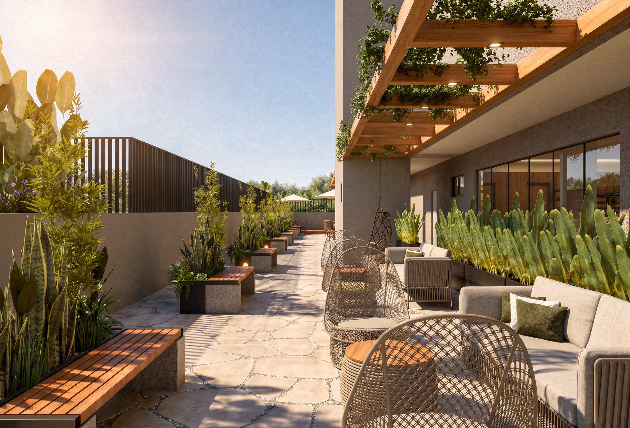 Lounge externo com sofás e jardim