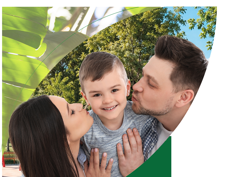 Família sorrindo em área externa do condomínio Greenlife